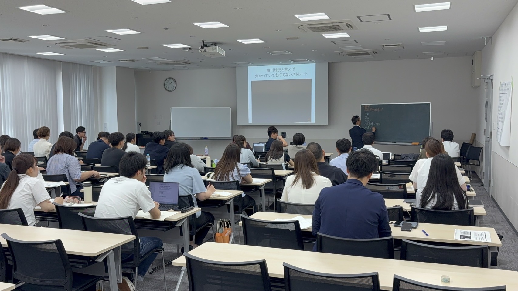 過去の研修会で講師の授業に参加し、学ぶ先生たち
