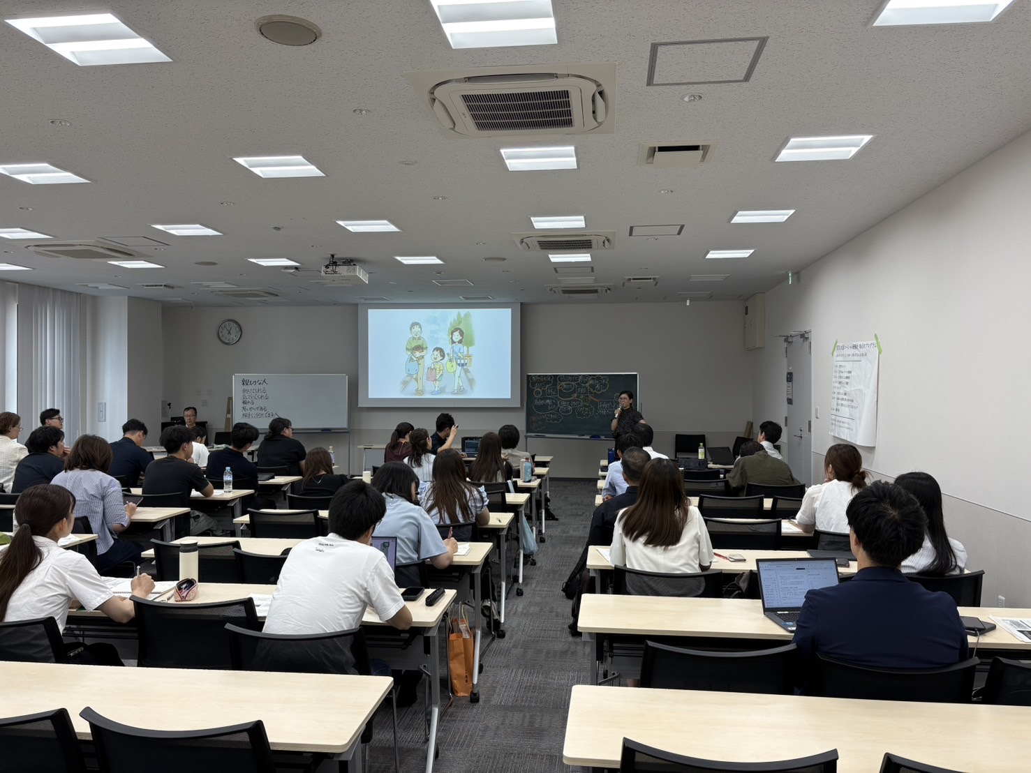 過去の研修会で講師の授業に参加し、学ぶ先生たち